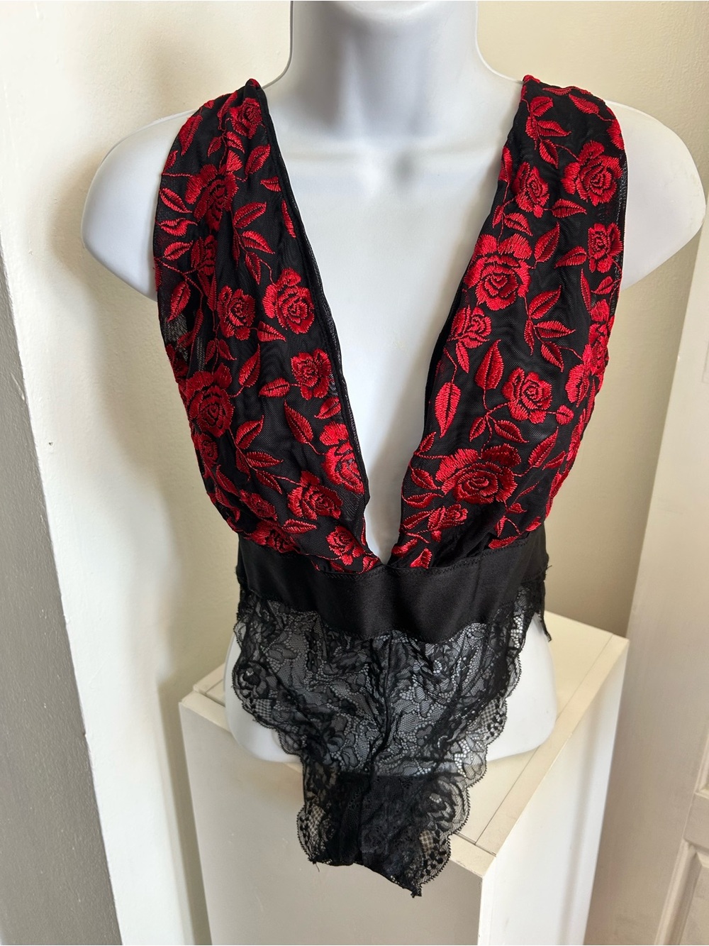 La Vie en Rose Black Red Floral Lace Bodysuit S/M